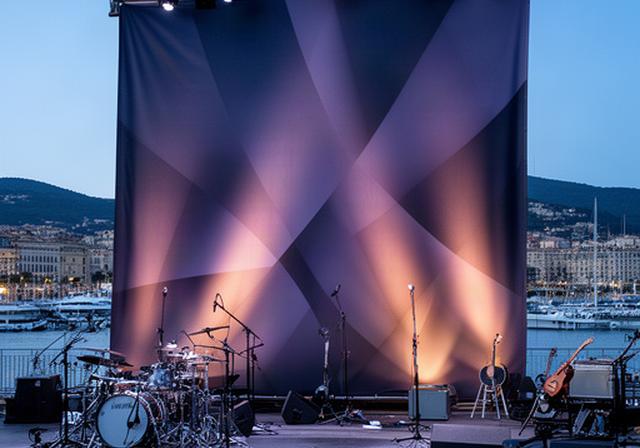 Concerto sul porto di Loano con grande backdrop in tessuto ignifugo dietro il palco