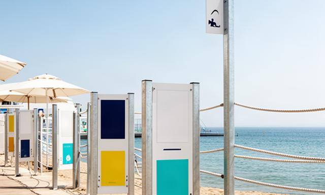 Pannelli direzionali resistenti alla salsedine in uno stabilimento balneare