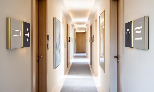 Segnaletica interna coordinata nel corridoio di un hotel della Riviera