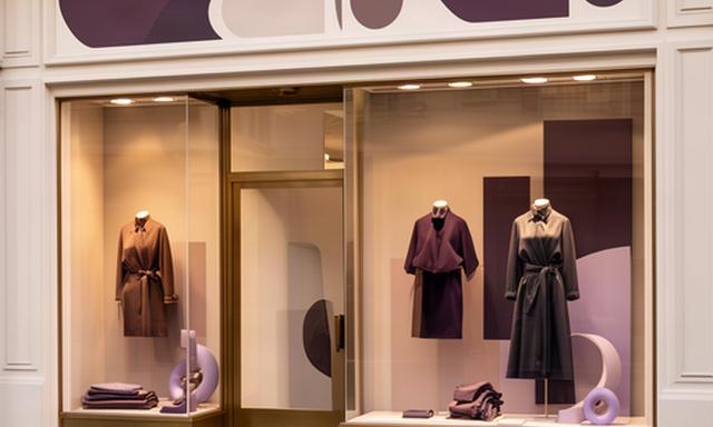 Boutique di Loano con insegna elegante e vetrina coordinata nei colori del marchio
