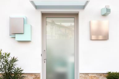 Ingresso di uno studio dentistico a Ceriale con lettere tridimensionali e targa professionale