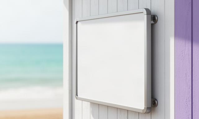Pannello informativo fissato sulla parete di una cabina di stabilimento balneare