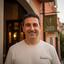 Wanderley Strisciuglio all'ingresso del ristorante di Borgio Verezzi con insegna a bandiera